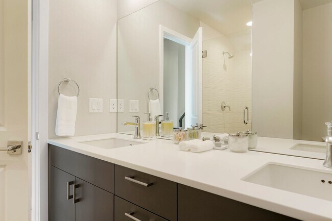 Building Photo - Modern Townhome ~ Rooftop Deck ~ Mountain View!