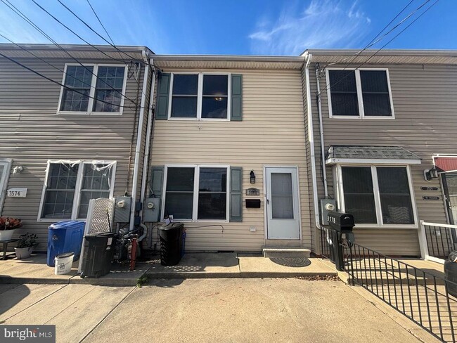 Building Photo - 3576 Edgemont St