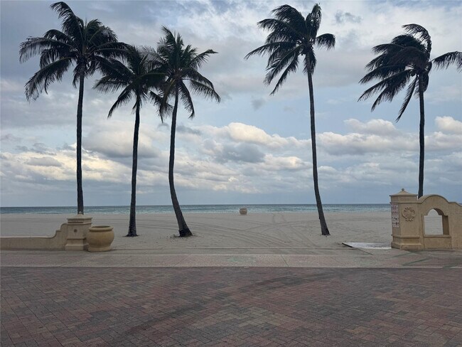 Building Photo - 323 Monroe St