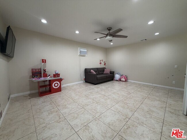 Building Photo - 10609 Reseda Blvd