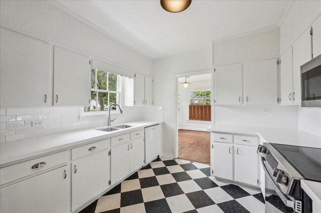 Building Photo - 2565 Harrison Ave