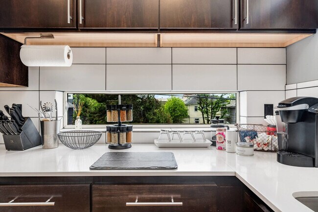 Building Photo - 1220 E Columbia St