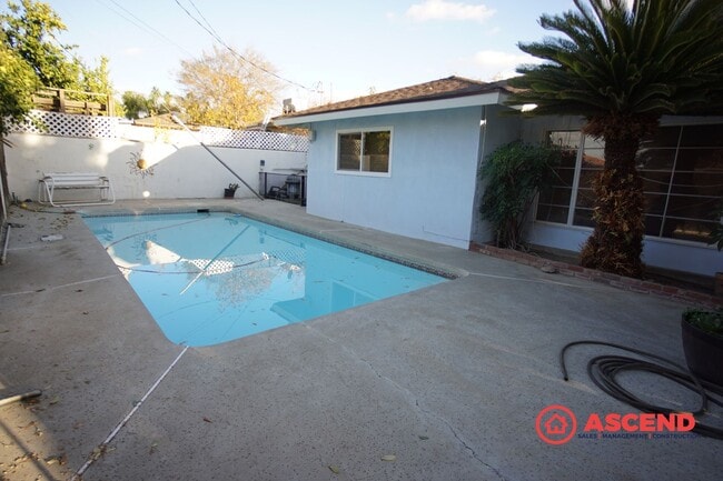 Building Photo - Stunning Home in Northeast Bakersfield!