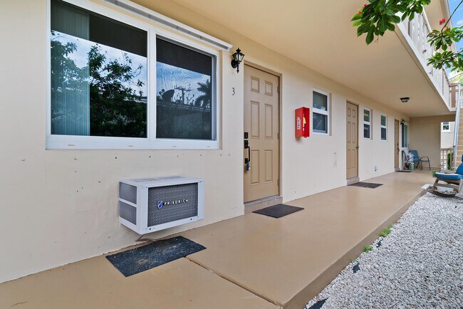 Building Photo - 122 S Lakeside Dr