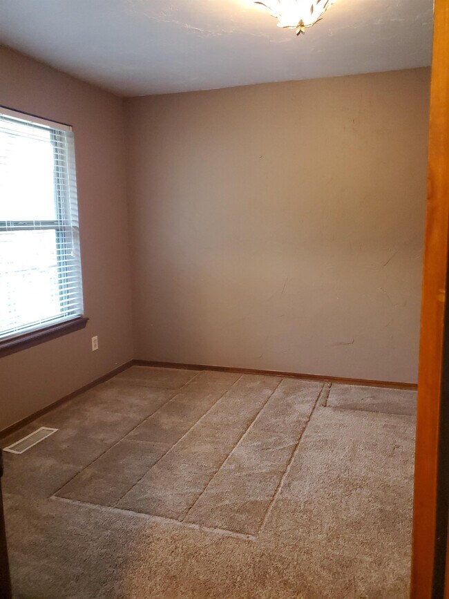 Building Photo - 912 E 10th St