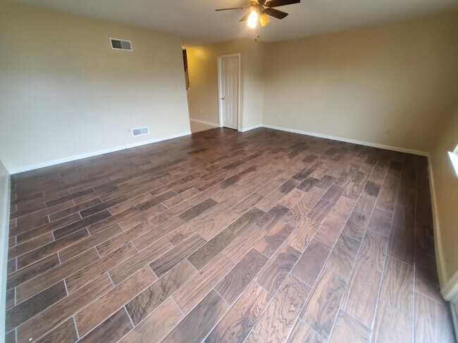 Building Photo - 667 Walnut Tree Dr