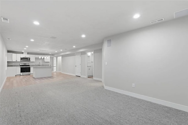 Building Photo - Available now!! 7 Bedroom/3.2 Bathroom home in Lehi