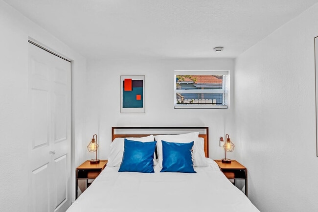 Building Photo - 1568 NE 35th St