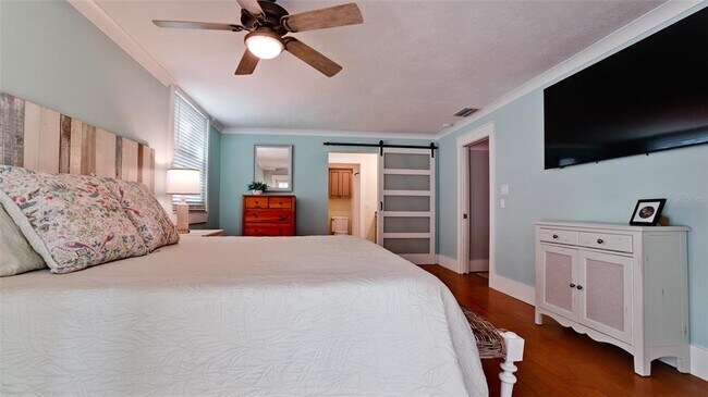 Building Photo - 401 Palm Tree Dr