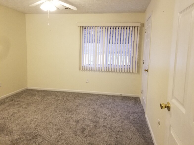 Building Photo - 400 Lakeview Dr