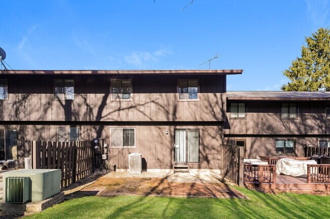 Building Photo - 9471 Madison Ln