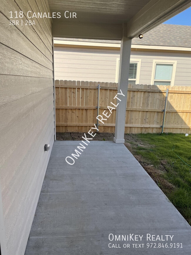 Building Photo - 118 Canales Cir