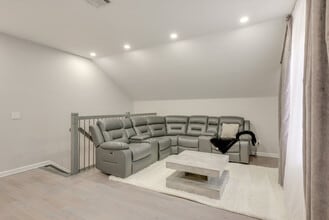 Building Photo - 2135 Rosemont Dr