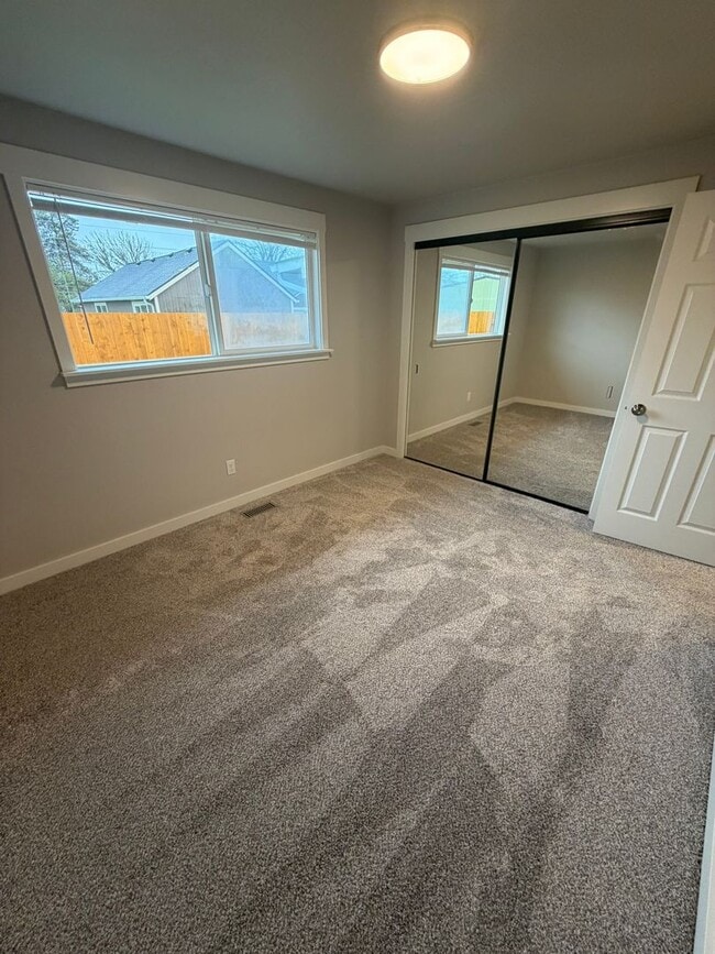 Building Photo - Newly Remodeled 2 Bedroom!