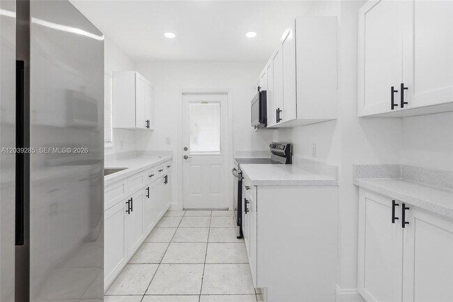 Building Photo - 875 NW 168th Dr