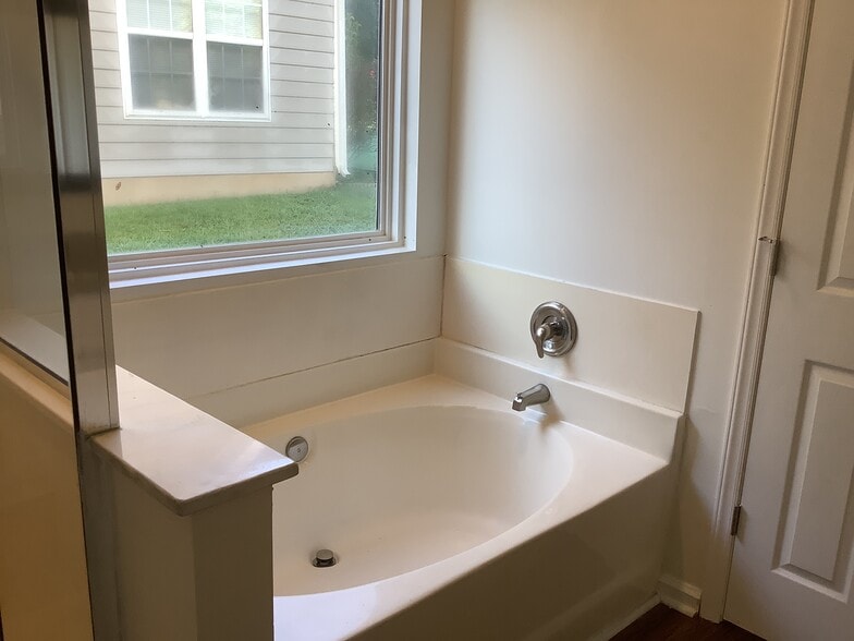 Building Photo - 3749 Sipes Ln