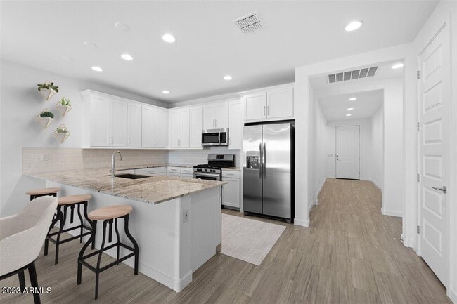 Building Photo - 17021 W Echo Ln