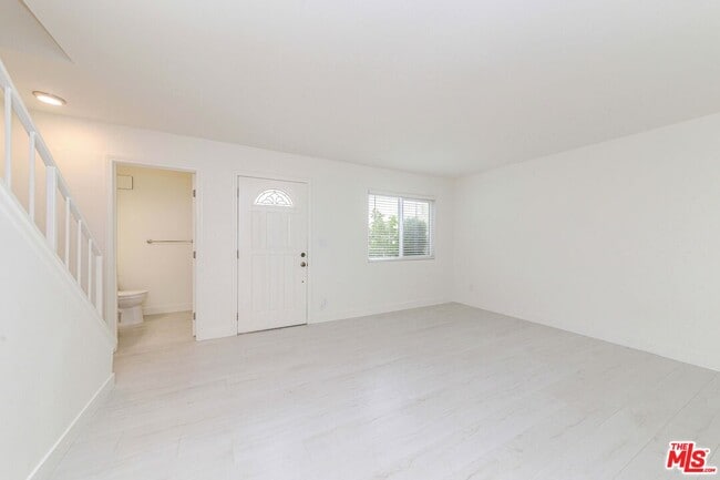 Building Photo - 1237 Elm Ave