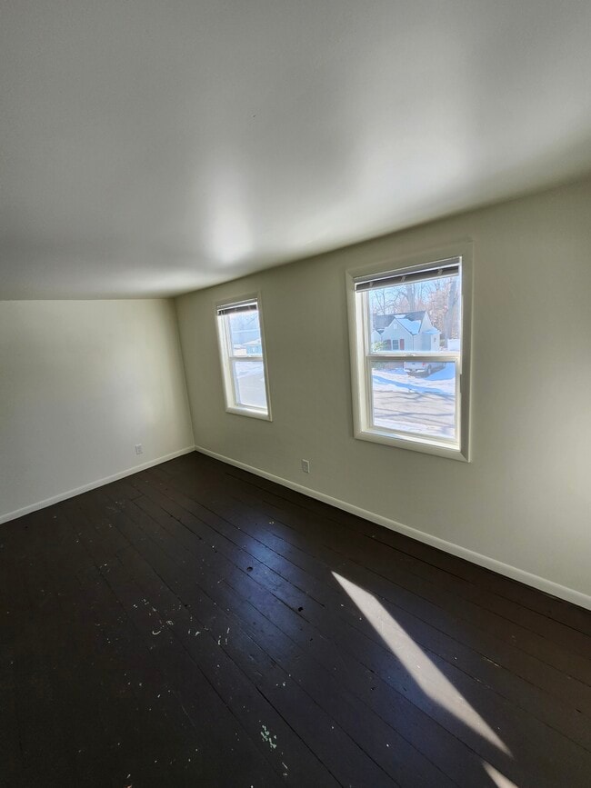 Building Photo - 724 Dewey St