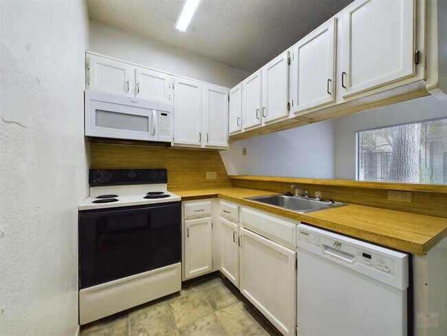Building Photo - 2815 Rio Grande St