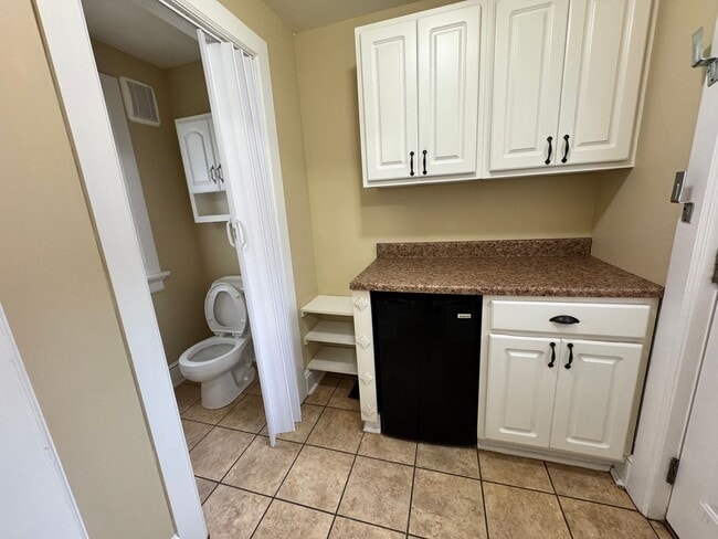 Building Photo - 3 Bedroom House