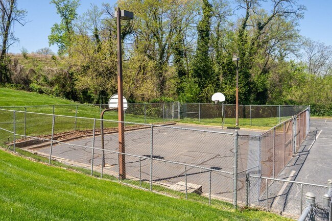 Building Photo - Lovely 3 BR/2 BA Condo in Barry Farm!