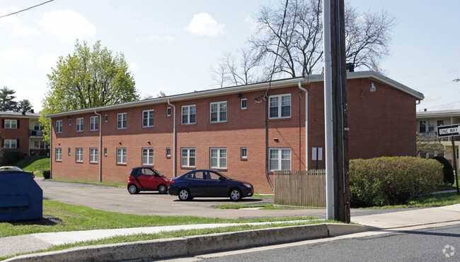 Building Photo - Hickory Court Apartments