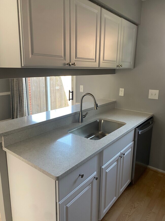 Building Photo - Sunbury Townhome