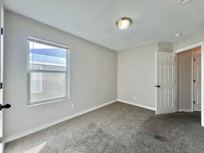 Building Photo - 5107-5109 Flipper Dr