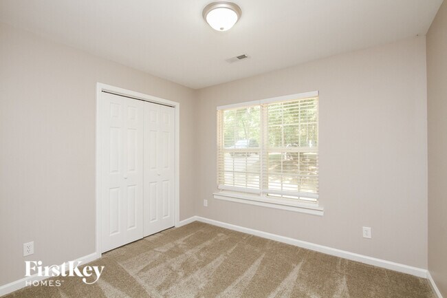 Building Photo - 128 Lismark Dr