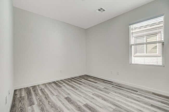 Building Photo - Spacious 3-Bed Summerlin Home with Den, Lo...
