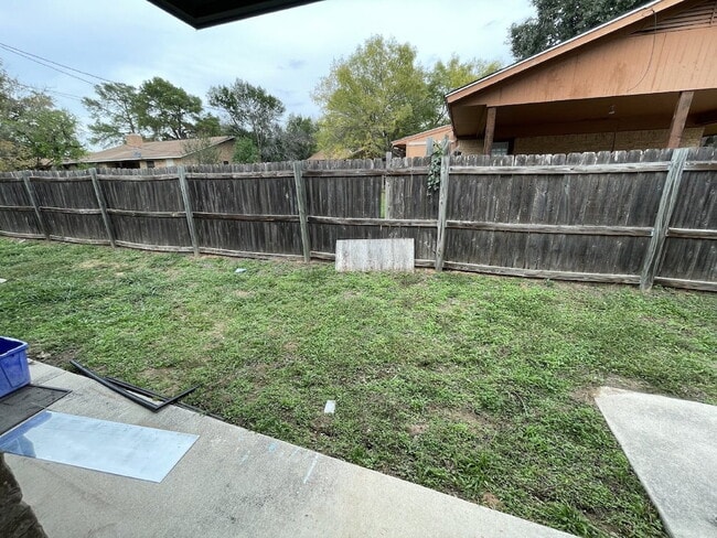 Building Photo - 2 Bed/1 Bath in Pleasanton, TX