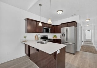 Building Photo - 1807 W Eaglewood Dr