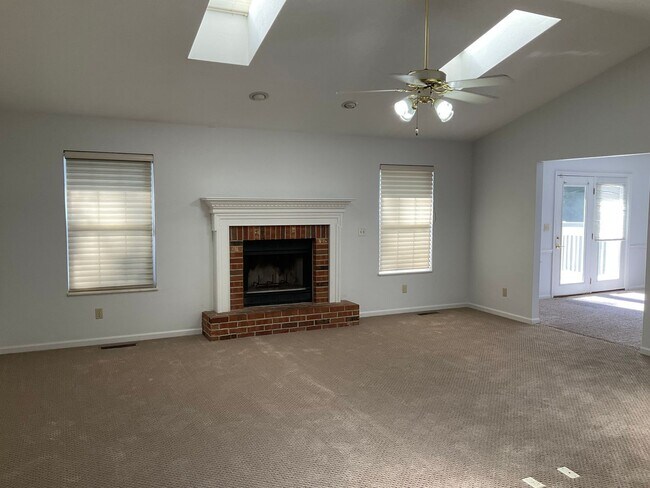 Building Photo - 1829 Spruce Hill Dr