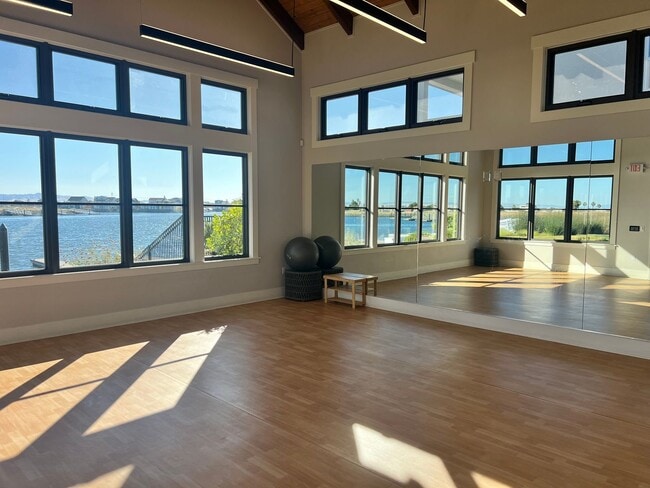 Building Photo - Waterfront Beauty