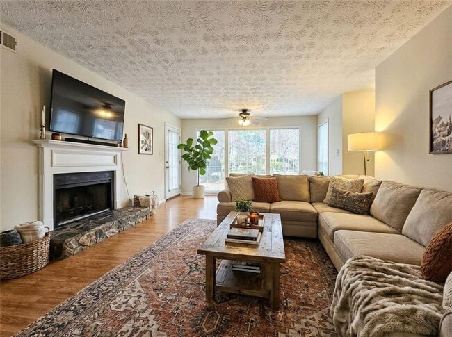 Building Photo - 1702 Country Park Dr