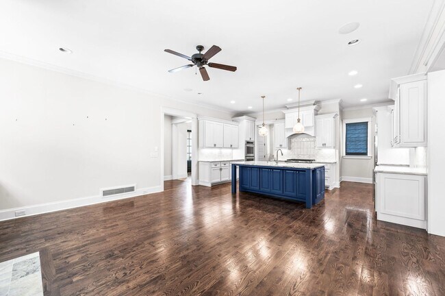 Building Photo - 1735 Hillmont Dr