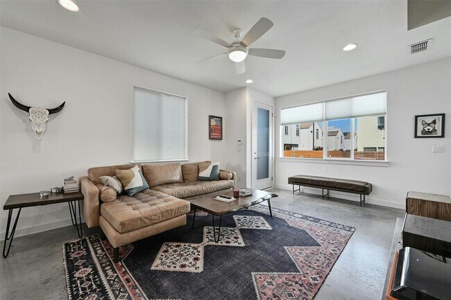 Building Photo - 801 N Bluff Dr