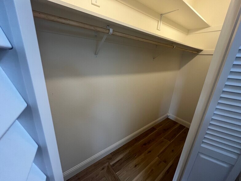 Long wall closet - 4179 Littleworth Way