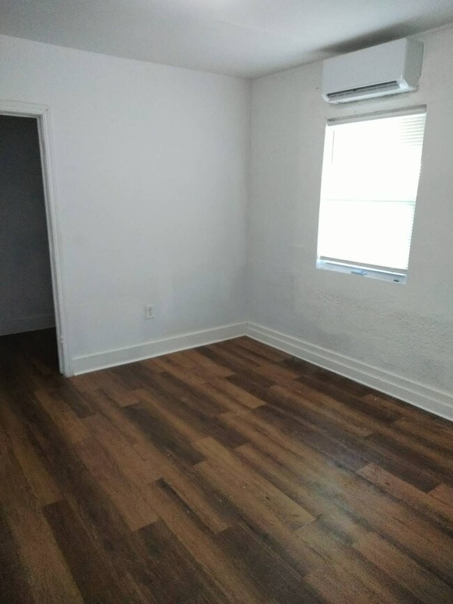 Building Photo - 614 1st St N