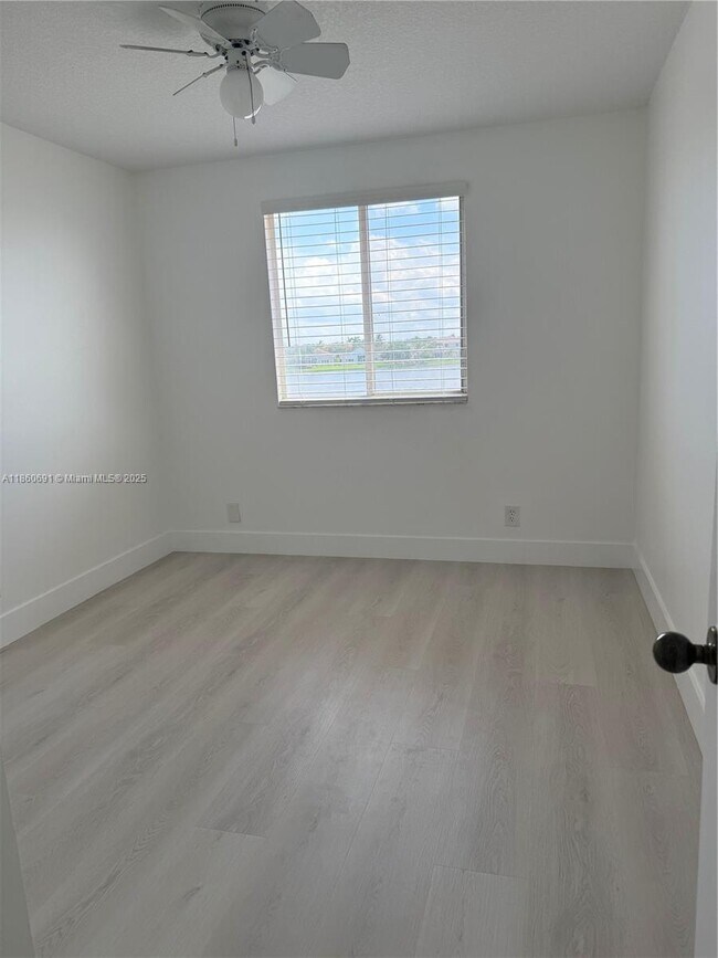 Building Photo - 1421 Presidio Dr