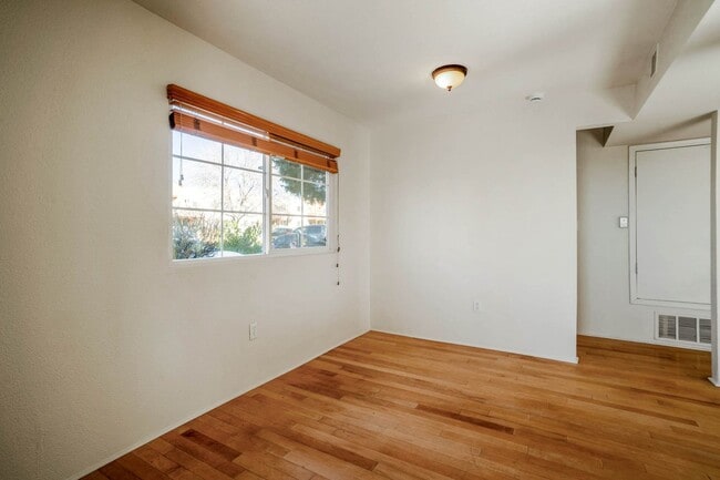 Building Photo - Sunny End Unit in Dos Santos!