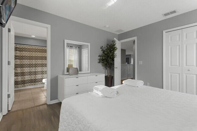 Building Photo - 8503 La Isla Dr