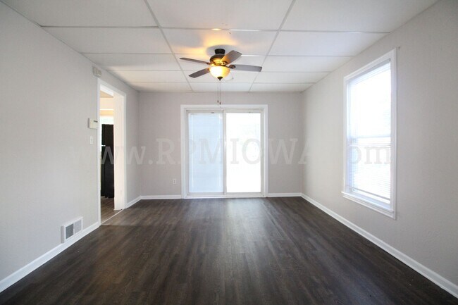Building Photo - CHARMING!! 3 bedroom, 1.5 Bath Home in Des Moines