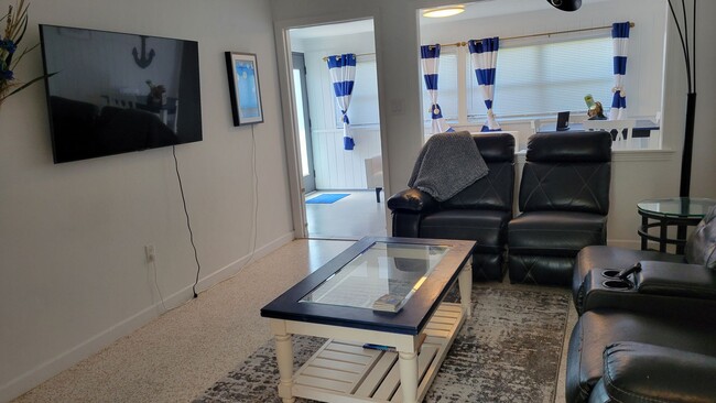 Building Photo - Annual UNfurnished nicely renovated 2/1 ha...