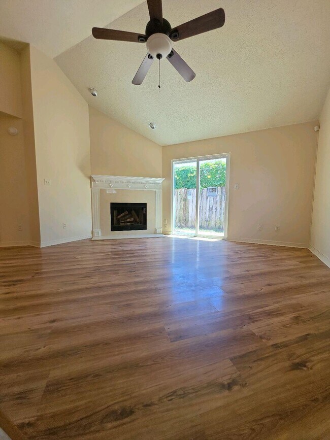 Building Photo - 427 Bristol Cove Rd
