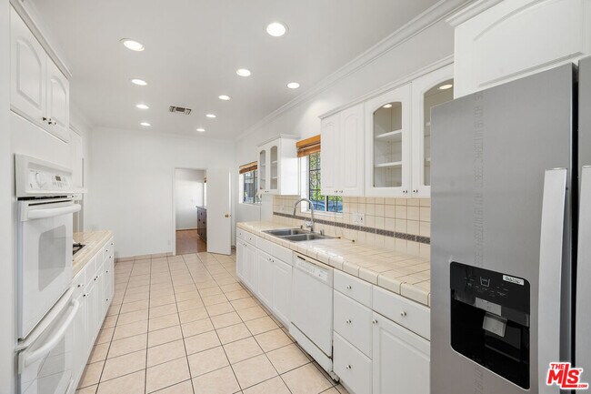 Building Photo - 312 S Maple Dr