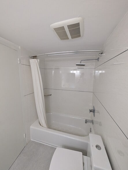 Building Photo - 2655 Collins Ave