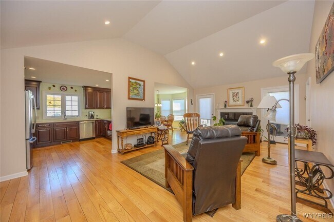 Building Photo - 105 Pine St