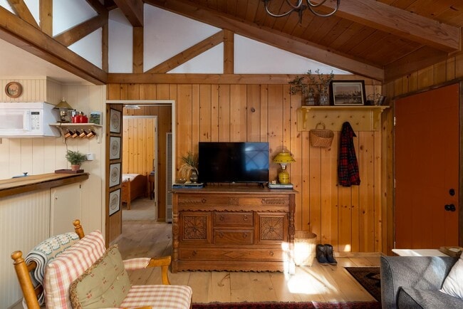 Building Photo - Cozy 2 Bedroom 1 Bathroom Home in Big Bear City